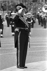 Koning Olav bij het Nationaal Monument op de Dam, Bestanddeelnr 916-8570