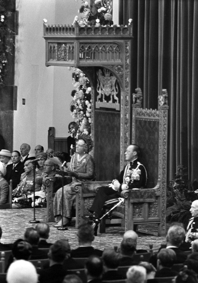 Koningin Juliana leest de troonrede in Ridderzaal, rechts prins Bernhard, Bestanddeelnr 922-7940