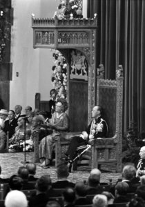 Koningin Juliana leest de troonrede in Ridderzaal, rechts prins Bernhard, Bestanddeelnr 922-7940