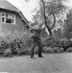 Koning Leopold in Eindhoven om mee te doen aan golfwedstrijden Koning Leopold v, Bestanddeelnr 915-2836