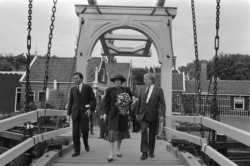 Koningin Beatrix (m) bezoekt Openluchtmuseum in Arnhem bij 75-jarig bestaan in g, Bestanddeelnr 934-0072