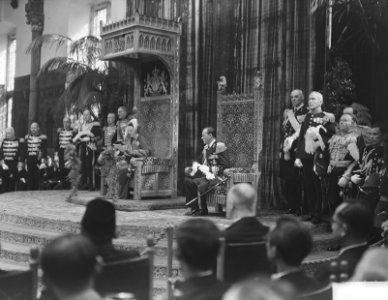 Koningin Juliana leest de troonrede voor, rechts van haar prins Bernhard, Bestanddeelnr 903-6180