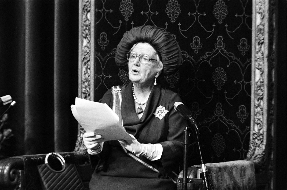 Koningin Juliana leest de troonrede voor in de Ridderzaal, Bestanddeelnr 928-7911