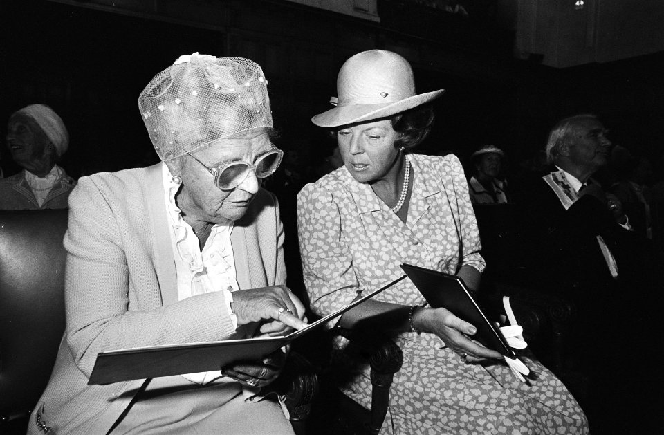 Koningin Beatrix (r) en prinses Juliana, Bestanddeelnr 932-6796