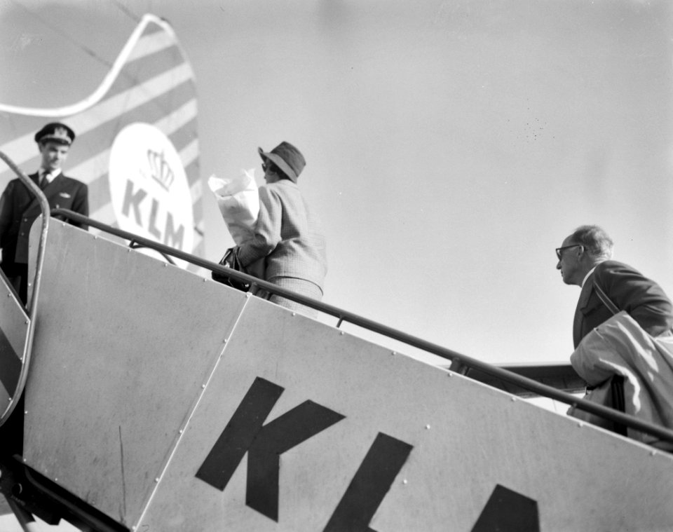 Koning Leopold en Prinses Rety uit New York op Schiphol, Bestanddeelnr 913-6558