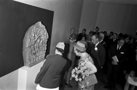 Koning van Nepal opende tentoonstelling in Haags Gemeentelijk Museum met prins B, Bestanddeelnr 920-2700