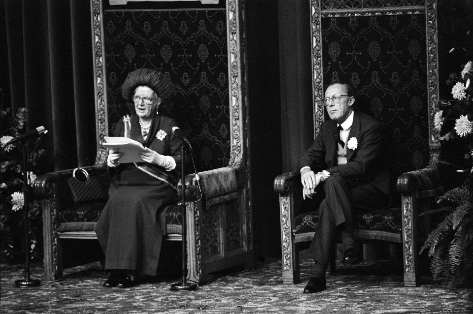 Koningin Juliana leest de troonrede voor, naast haar prins Bernhard, Bestanddeelnr 928-7916