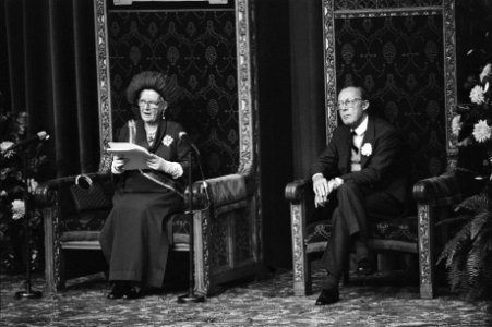 Koningin Juliana leest de troonrede voor, naast haar prins Bernhard, Bestanddeelnr 928-7916