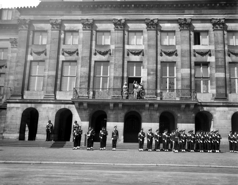 Koning Boudewijn en Prins Bernhard op het balkon van het Amsterdamse stadhuis, Bestanddeelnr 910-5011
