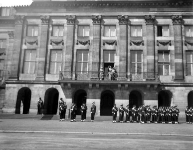 Koning Boudewijn en Prins Bernhard op het balkon van het Amsterdamse stadhuis, Bestanddeelnr 910-5011