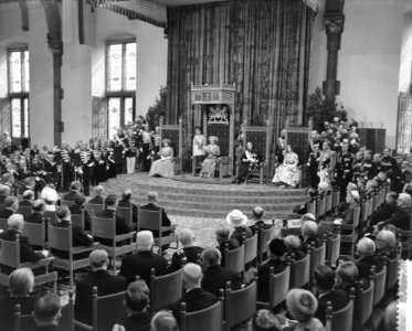 Koningin Juliana leest de troonrede voor in de Ridderzaal, Bestanddeelnr 911-6100