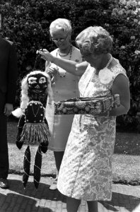 Koningin Juliana krijgt een pop van de delegatie uit Hilversum, Bestanddeelnr 927-9848