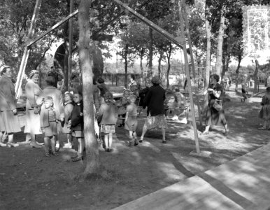 Koningin Juliana en prinses Margriet bezoeken speeltuin Oud Naarden geregistreer, Bestanddeelnr 906-5231
