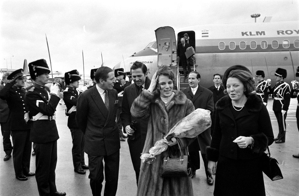 Koning Constantijn en koningin Anne Marie arriveren op Schiphol voor doop twee p, Bestanddeelnr 923-2718