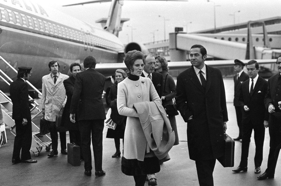 Koning Constantijn van Griekenland en Koningin Annemarie arriveren op Schiphol , Bestanddeelnr 924-0836
