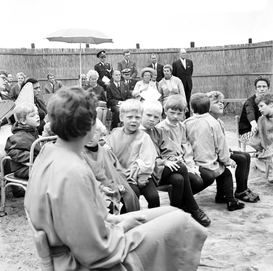 Koningin Juliana krijgt een voorstelling te zien, Bestanddeelnr 922-5403