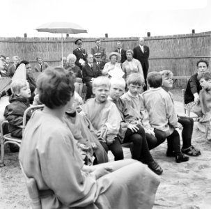 Koningin Juliana krijgt een voorstelling te zien, Bestanddeelnr 922-5403