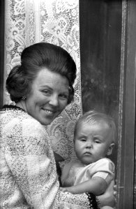 Koninginnedag. Prinses Beatrix en prins Willem Alexander achter raam, Bestanddeelnr 921-3061