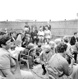 Koningin Juliana krijgt een voorstelling te zien, Bestanddeelnr 922-5401