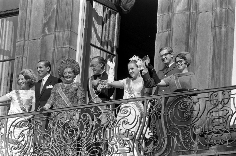 Koning Juliana en prins Bernhard, de prinsessen Beatrix, Margriet en Christina, , Bestanddeelnr 919-5783
