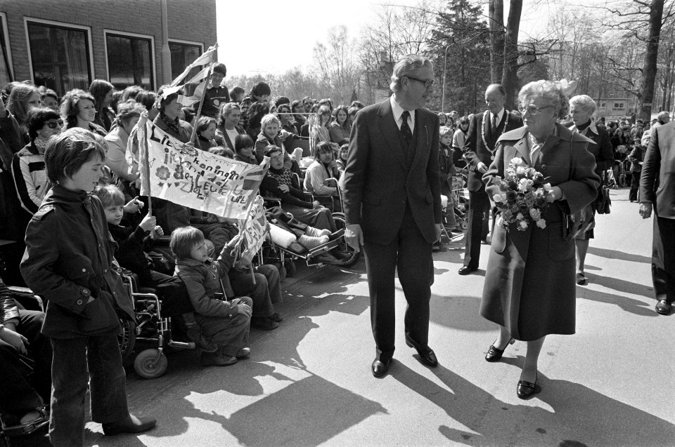 Koningin Juliana krijgt een rondleiding, Bestanddeelnr 929-1336
