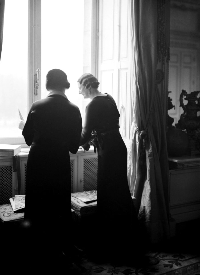 Koningin Astrid van België met een assistente, Bestanddeelnr 255-8602