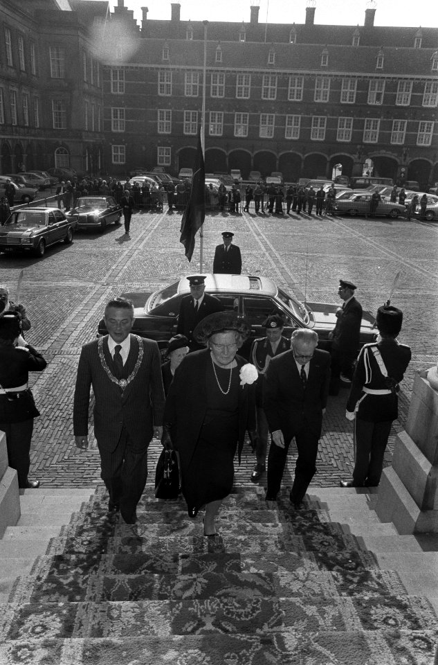 Koning Juliana arriveert bij de Ridderzaal, links naast haar burgemeester V.G.M., Bestanddeelnr 927-1062