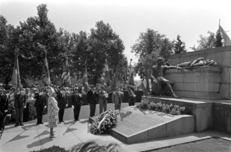 Koningin Juliana legt een krans bij het monument van de Onbekende Soldaat het M, Bestanddeelnr 924-7107