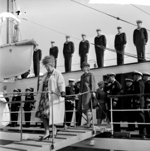 Koning Olav in Rotterdam, koningin Juliana , Prinses Beatrix en Prins Bernhard v, Bestanddeelnr 916-8677