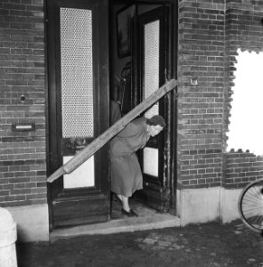 Koningin Juliana kruipt onder balk gebarricadeerde deur door, Bestanddeelnr 934-7112