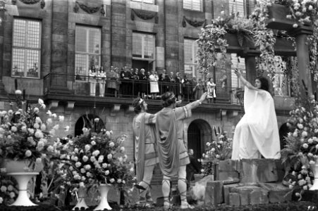 Koningin Juliana en prinses Gracia van Monaco kijken naar bloemencorso vanaf bal, Bestanddeelnr 925-8829