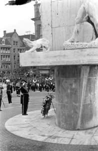Koning Olav bij het Nationaal Monument op de Dam, Bestanddeelnr 916-8565