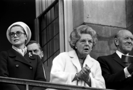 Koningin Juliana en prinses Gracia van Monaco kijken naar bloemencorso vanaf bal, Bestanddeelnr 925-8831