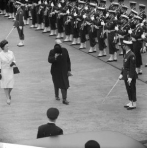 Koning Olav begroet door Prinses Irene, Bestanddeelnr 913-8446