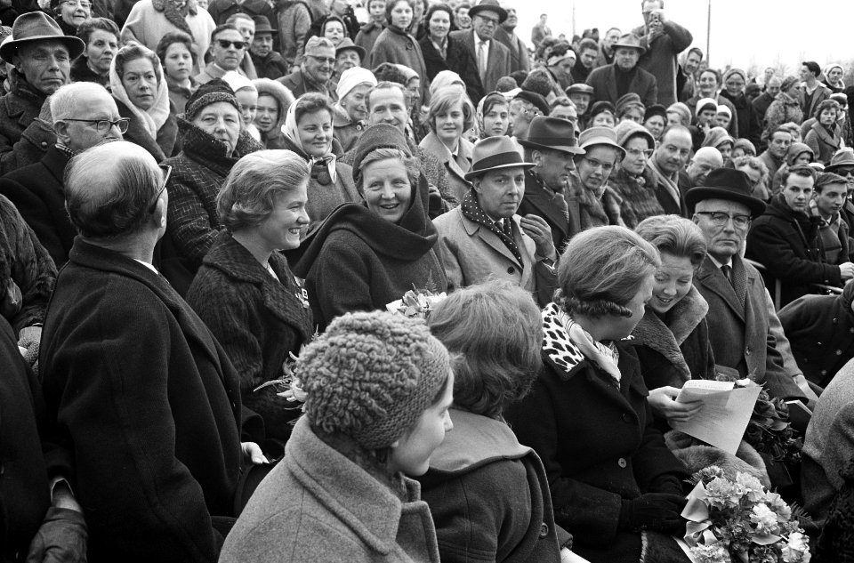 Koningin Juliana en prinsessen op Jaap Edenbaan bij huldiging Sjoukje Dijkstra, Bestanddeelnr 913-6865