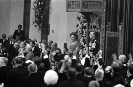 Koningin Juliana leest de troonrede in Ridderzaal, rechts prins Bernhard, Bestanddeelnr 922-7944