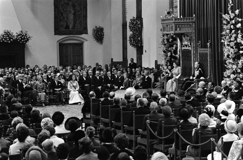 Koningin Juliana leest de troonrede in de Ridderzaal, Bestanddeelnr 923-8443
