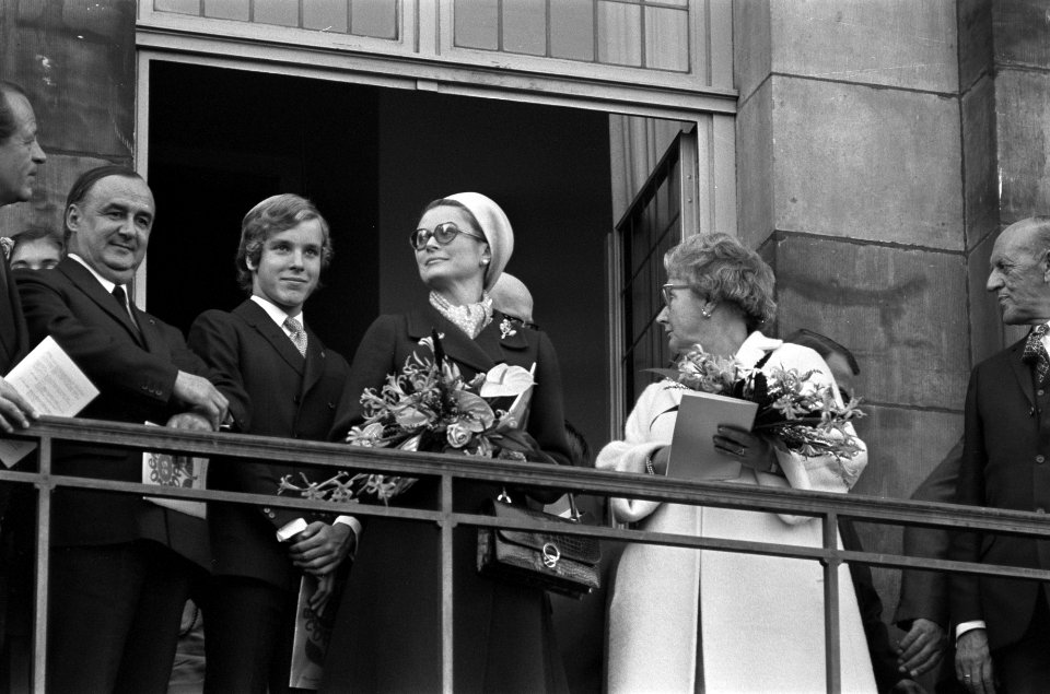 Koningin Juliana en prinses Gracia van Monaco kijken naar bloemencorso vanaf bal, Bestanddeelnr 925-8830