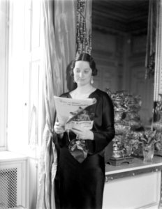 Koningin Astrid in het paleis te Laken, Bestanddeelnr 252-1575 photo