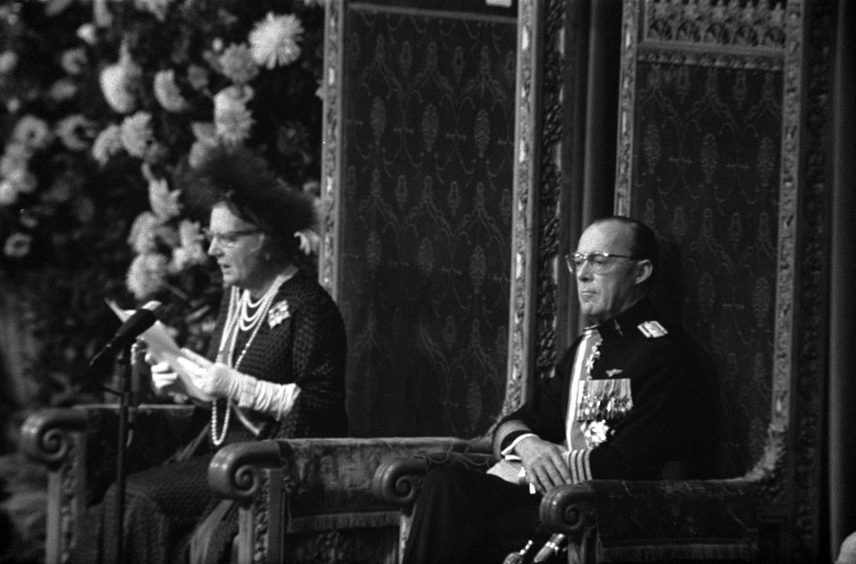 Koningin Juliana leest de troonrede voor in de Ridderzaal rechts prins Bernhard, Bestanddeelnr 924-9556