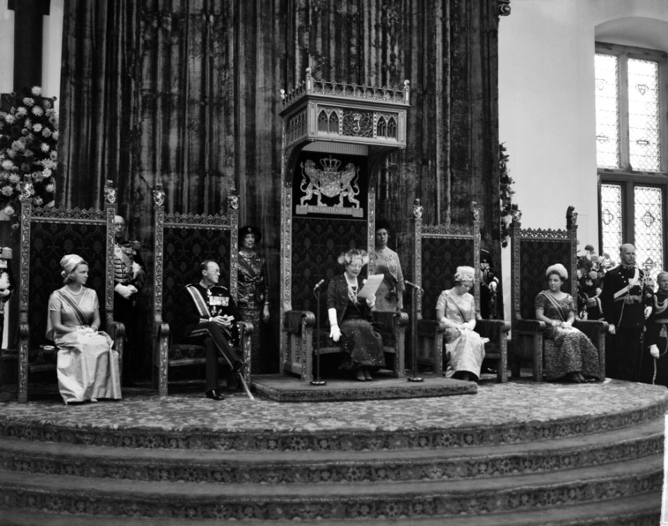 Koningin Juliana leest de Troonrede voor Prinses Irene , prins Bernhard , konin, Bestanddeelnr 915-5332