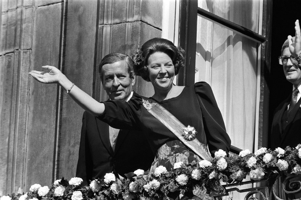 Koningin Beatrix, prins Claus (l) en mr. Pieter van Vollenhoven (r) zwaaiend op…, Bestanddeelnr 932-7068