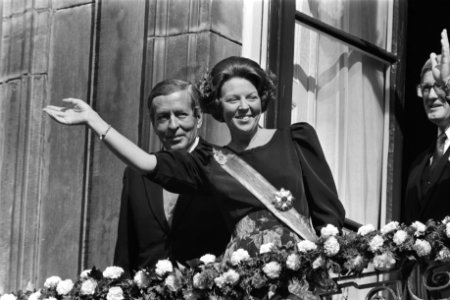 Koningin Beatrix, prins Claus (l) en mr. Pieter van Vollenhoven (r) zwaaiend op…, Bestanddeelnr 932-7068