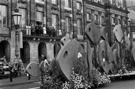 Koningin Juliana en prinses Gracia van Monaco kijken naar bloemencorso vanaf bal, Bestanddeelnr 925-8837