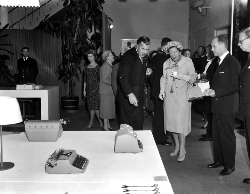 Koningin Juliana en prins Bertil bij hun rondgang over de expositie, Bestanddeelnr 910-7248