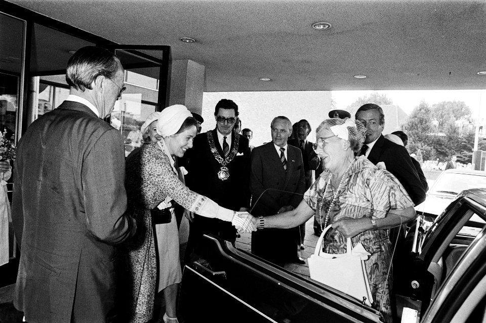 Koningin Beatrix, prins Claus, prinses Juliana en prins Bernhard wonen het Inter, Bestanddeelnr 930-8666