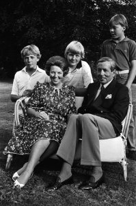 Koningin Beatrix en prins Claus op een bankje in de tuin met achter hen v.l.n.r., Bestanddeelnr 932-6725