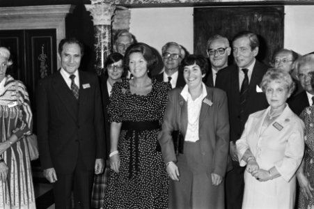 Koningin Beatrix en Prins Claus ontmoeten organisatoren van het symposium De ges, Bestanddeelnr 930-9926