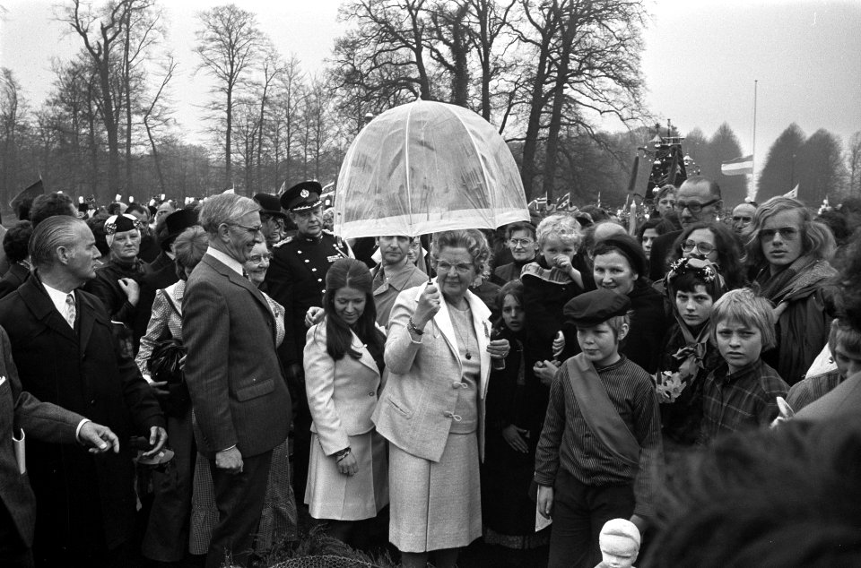 Koningin Juliana en prinses Christina onder de paraplu in de tuin Naast de koni, Bestanddeelnr 926-3769