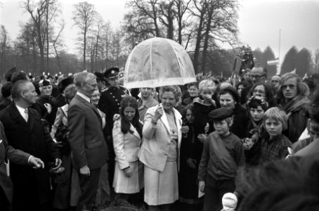 Koningin Juliana en prinses Christina onder de paraplu in de tuin Naast de koni, Bestanddeelnr 926-3769